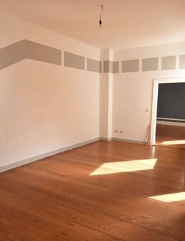 City-Wohnung mit Dielenboden, Duschbad und Einbauküche - Schwerin