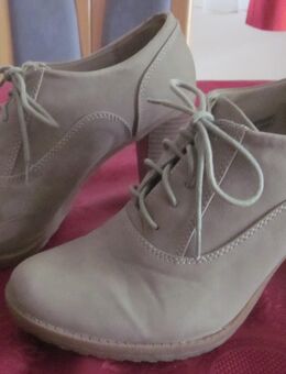 Gr. 41: taupefarbene Leder-Schnür-Schuhe "JUMEX" + taupefarbene Schnür-Schuhe "Graceland" - München