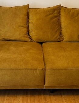 Gemütliche Couch in senfgelb zu verkaufen - Köln