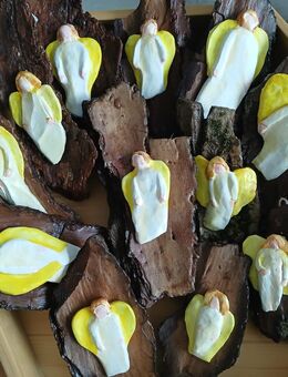 Engel auf Kiefernrinde nach Waldorfart - Neustadt (Weinstraße)