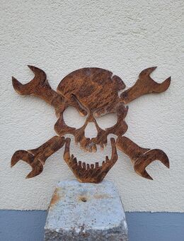 Schädel Totenkopf mit Maulschlüssel Werkstatt Edelrost Metall - Kraftisried