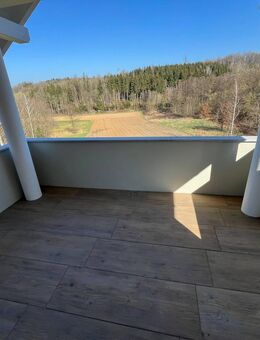 Sonnige 3-Zimmerdachgeschosswohnung mit super Aussicht, Balkon u. zwei Stellplätzen - Bogen