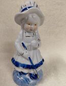 Porzellanfigur ältere Frau mit Schmetterling auf dem Arm in 01069