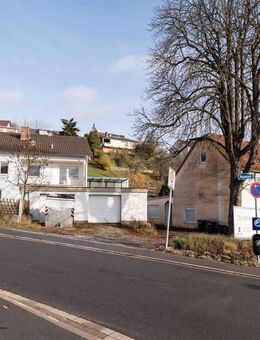 Haus mit viel Platz, Garagen und vor allem Potential - Bad Kissingen
