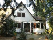AUMÜLLER-Immobilien - Charmantes Einfamilienhaus mit 3 Garagen und großem Garten in ruhiger Lage - Frankfurt (Main)