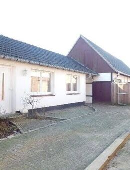 ***BÜSCHER IMMOBILIEN*** Ebenerdige, kleine Wohnung mit großer Scheune/Abstellgebäude und großem Grundstücksanteil im Buterland - Gronau (Westfalen)