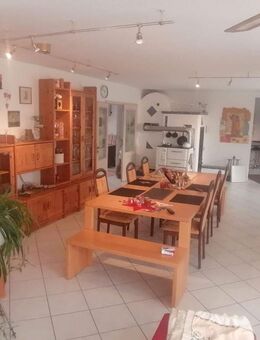 Renditestarke Investition: Gepflegtes Dreifamilienhaus mit stabilen Mieteinnahmen - Pommelsbrunn