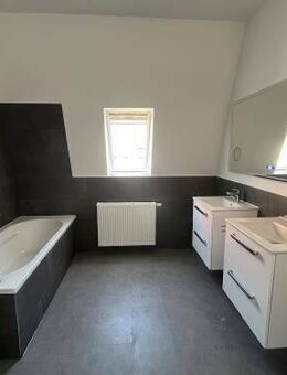 Hochwertig saniert und zum Einzug bereit! Sehr attraktive 4-Raum-Wohnung im 2. OG = DG auf der Löhrstraße zu vermieten! - Bautzen
