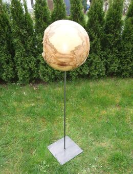 „Erde“ – Skulptur aus blitzgetroffenem Ahornholz - Halfing