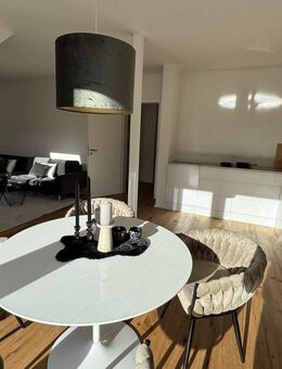 Moderne Dachgeschosswohnung mit 4 Zimmern, Gäste-WC & Abstellraum - Helles Wohnen auf höchstem Niveau - Deckenpfronn