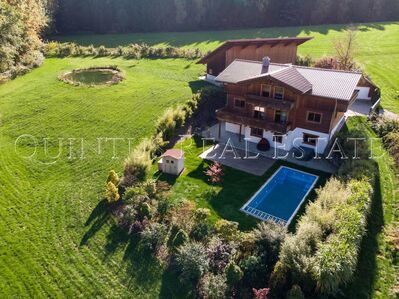 Modernes Chalet mit Einliegerwohnung und idyllischem Garten