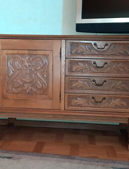 Vollholzsideboard mit Schnitzereien - Rüsselsheim
