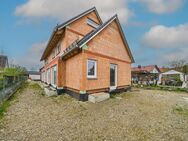 BEZUGSFERTIG IM SOMMER 25: Schöne, zeitlose Neubau-Doppelhaushälfte mit großem Souterrainbereich - Geltendorf