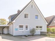 Hochwertig modernisiertes Haus in bester 1 A Lage mit ca. 213 m² Wohnfläche, 2 Wohneinheiten, großem Garten und Garage unweit der Familienlagune - Büsum