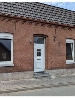 Renovierungsbedürftiges Einfamilienhaus mit 5 Garagen in Weeze - Weeze