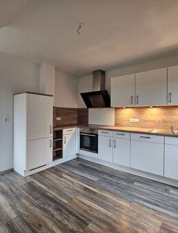 Separater Eingang: Modernisierte und renovierte Obergeschosswohnung im Grünen im OT Böen: 4 ZKB, EBK! Carport! - Löningen