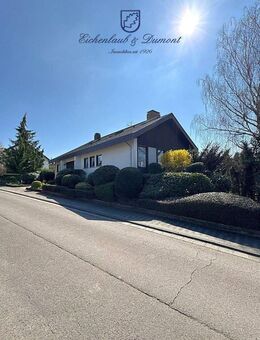 Freistehendes Einfamilienhaus mit ELW, Garten und 2 Garagen - Riegelsberg