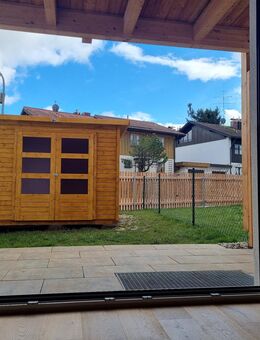 2 Zimmer Erdgeschosswohnung mit sonniger Süd Terrasse und Gartenanteil zur umgehenden Eigennutzung - Otterfing