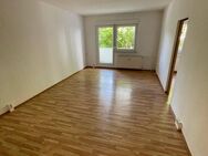 Nur wenige Schritte bis zur neuen Wohnung. 3-Raum-Wohnung im Erdgeschoss mit Wanne und Balkon. - Gera