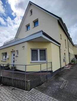Modernisiertes Mehrfamilienhaus mit 8 Wohnungen und Garagen (Faktor 15,84) in 23611 Bad Schwartau - Bad Schwartau