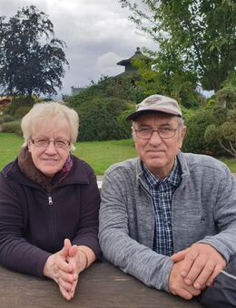 Reisefreudiges Paar auf der Suche ein Paar kennenzulernen nen - Päwesin