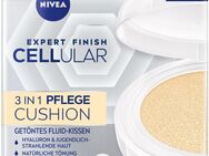 Nivea Foundation CELLULAR Expert Finish 3in1 Pflege Cushion, LSF 15, spendet Feuchtigkeit, ebenmäßigere Haut, mindert Fältchen.