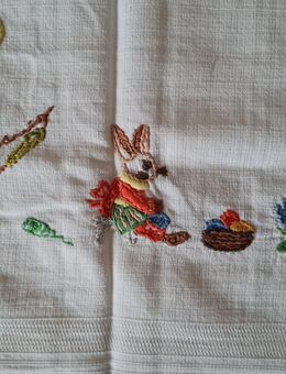 Süße handgestickte Tischdecke mit Osterhasen und Enten Vintage - Gründau
