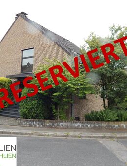 RESERVIERT - Freistehendes Einfamilienhaus mit wohnlich ausgebautem Souterrain (drei Räume) und drei Garagen in Moers-Scherpenberg - Moers