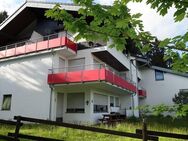 Direkt am Waldrand: mit großem sonnigen Balkon, Einbauküche, Einzelgarage + Kellerraum: kurzfristig beziehbar! - Schönwald (Schwarzwald)