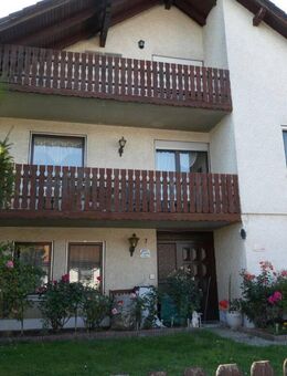 Einfamilienhaus, WF ca. 250 qm, NF ca. 300 qm, Doppelgarage, Nebengebäuden und 599 qm Grund. Großer Balkon und Loggia - Himmelkron