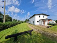 Gepflegtes Einfamilienhaus mit viel Platz, zwei Garagen und einer Gartenlaube - Oeversee