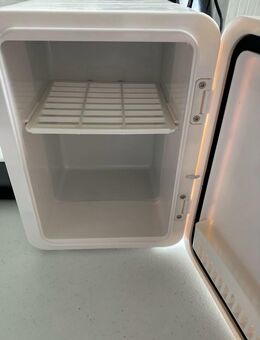 Mini-Kühlschrank mit LED-Spiegel - für Getränke und Make-up - neu - Bad Brückenau
