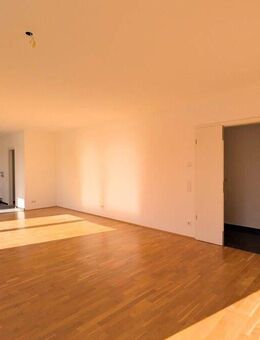 112 m² große & helle DG-Wohnung in ruhiger Lage ! Gesamtfläche ca. 143 m² ! ! Fast barrierefrei ! - München