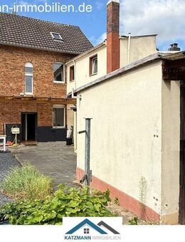 Freistehendes Einfamilienhaus mit viel Platz und guter Lage, großer Innenhof inklusive - Kerpen (Kolpingstadt)