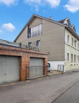 Willkommen über den Dächern von Floß: Kernsanierte Dachgeschosswohnung mit Weitblick in ruhiger Lage - Floß