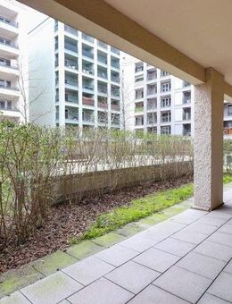 Charmante 3-Zi.-Erdgeschosswohnung mit Loggia & hochwertiger Markenküche - Frankfurt (Main)