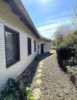 Bungalow ca. 168 m² mit Doppelgarage und Garten in Mülheim-Saarn - Mülheim (Ruhr)