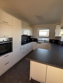 Zentrumsnahe 3,5-Zi.-Wohnung mit Aufzug, Balkon und TG-Stellplatz direkt am Kurpark - Bad Rappenau