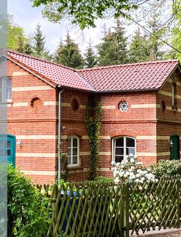 Historische Exklusivität in Binz // Torhaus mit Kamin, 2 Bädern und idyllischem Garten // Alleinlage - Binz (Ostseebad)