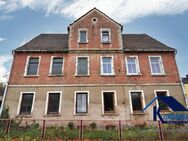 Sanierungsbedürftiges Mehrfamilienhaus mit breiter PKW-Einfahrt und Grundstück zu verkaufen! - Zeitz