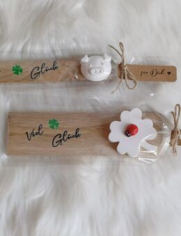 ab 2,50 € ..... Gastgeschenk Glücksbringer "Viel Glück" Kleeblatt Glückschweinchen auf Holzleiste - Rheinbach