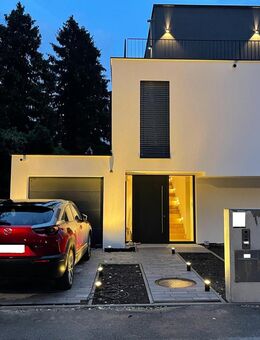 München West ! Bauhaus-Villa mit Stil und Eleganz in bester und ruhiger Lage - München