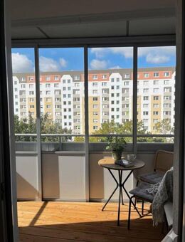 Unvermietet, neu saniert & provisionsfrei: Wohntraum mit Eichenparkett und Loggia - Berlin