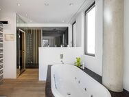 Einzigartiges Stadthaus im Lehel mit exklusiver Wohnung über zwei Etagen direkt am Eisbach - München