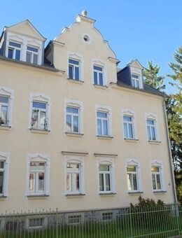 Ruhig und grün m. Gartennutzung: 2-Zimmer-Dachwohnung mit neuem Laminatboden, Essküche und Badewanne - Geringswalde