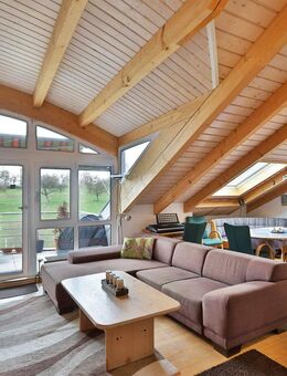 Charmante Dachgeschosswohnung mit Südbalkon und Gartenanteil - Deckenpfronn