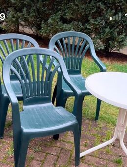 Garten, vier Stühle mit Tisch - Bispingen