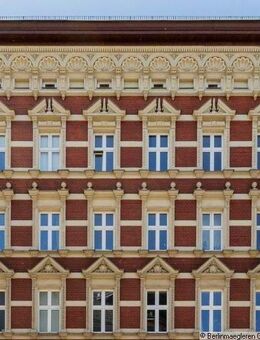 Attractive 4-room apartment in a nice old building with balcony and elevator - Berlin