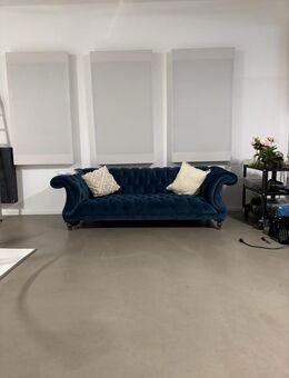 Elegantes Chesterfield Sofa aus Samt – Dunkelblau - Köln