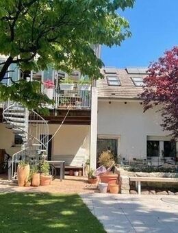 Traumhafte Wohlfühlarchitektur: moderne, großzügige Wohnung mit Garage, Terrassen & Familiengarten - Rheinstetten